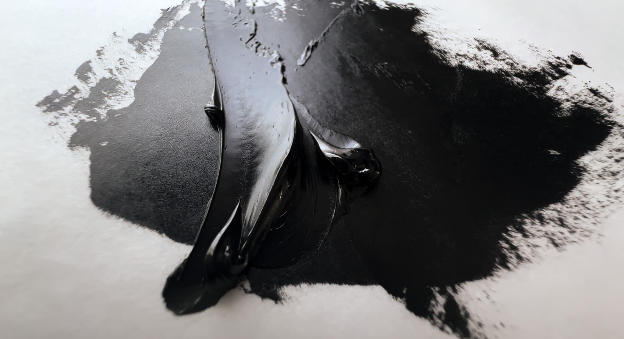 An impasto dash of Holbein Peach Black oil paint