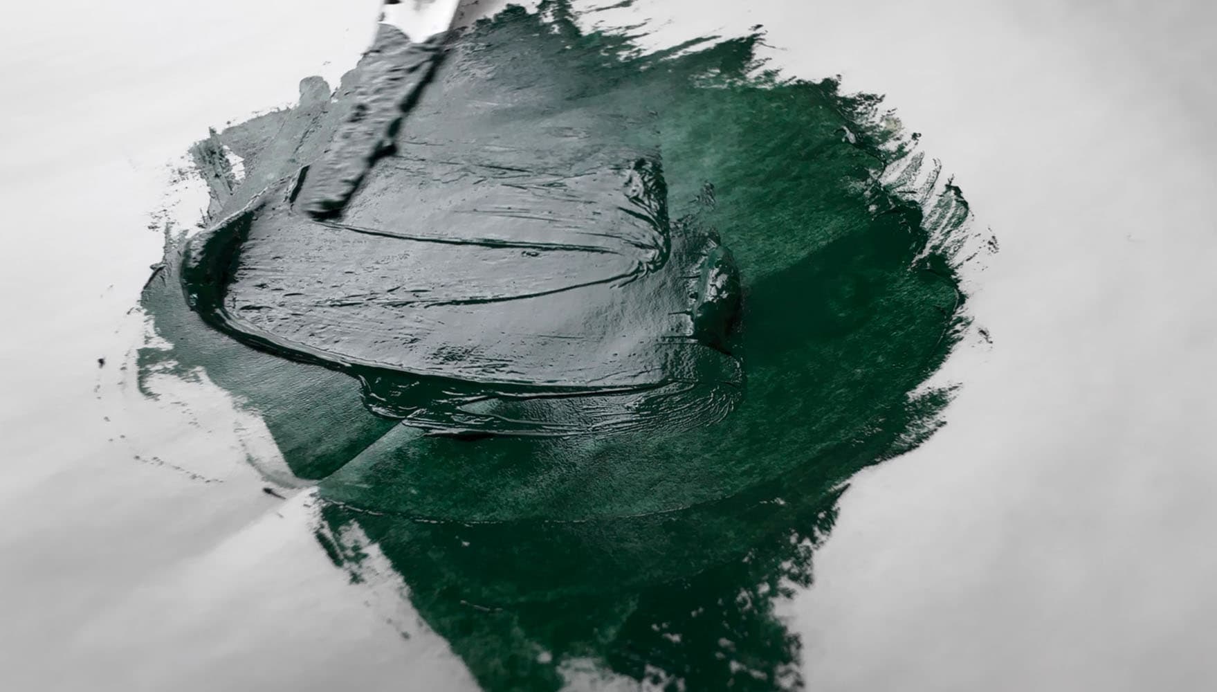 A bit of green oil paint made from pigment PG26