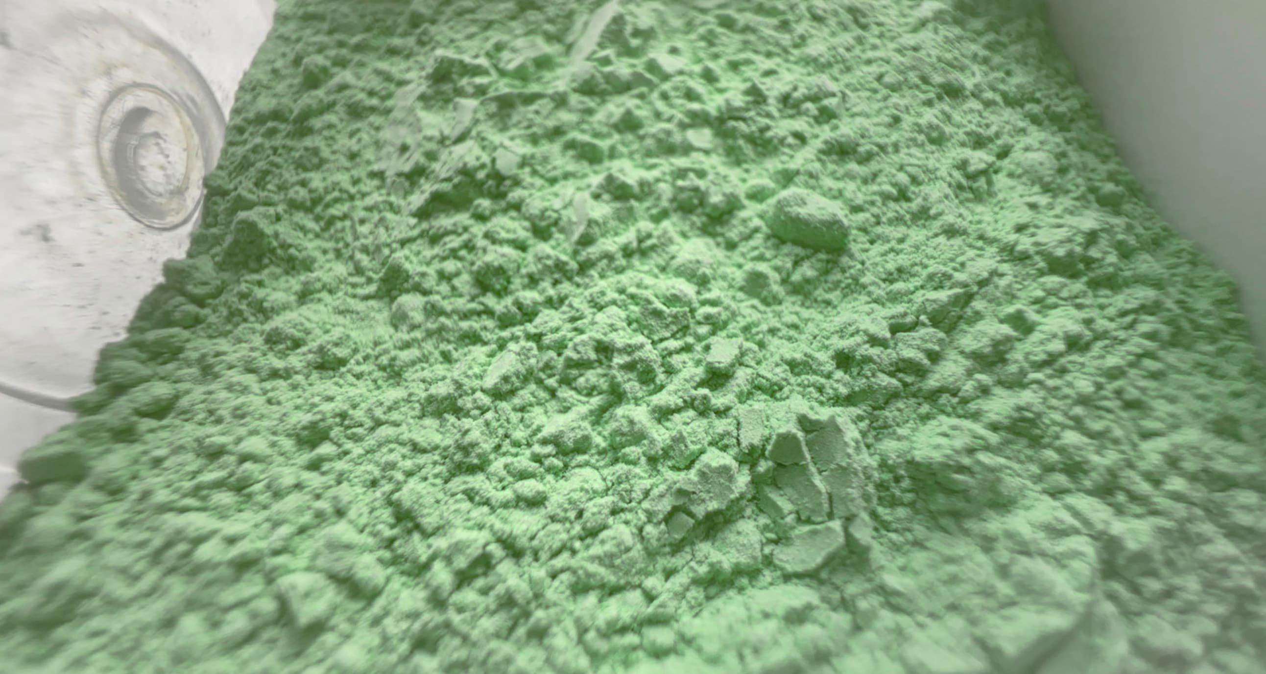 Pale green dry pigment