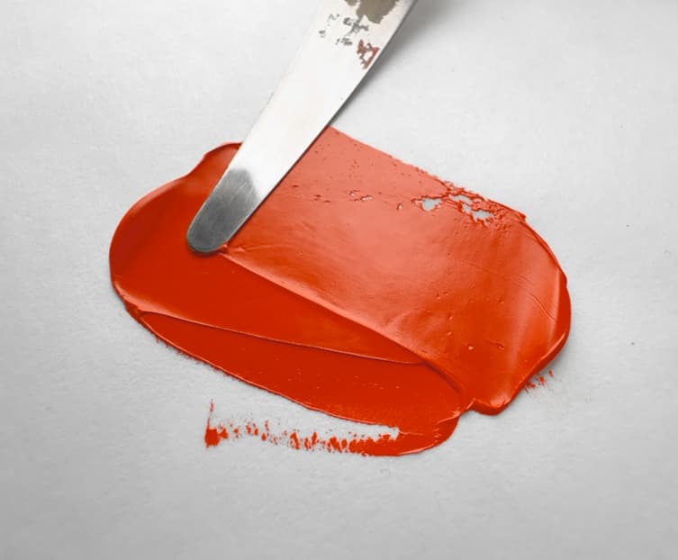 A dollop of orange oil paint made with pigment PO67