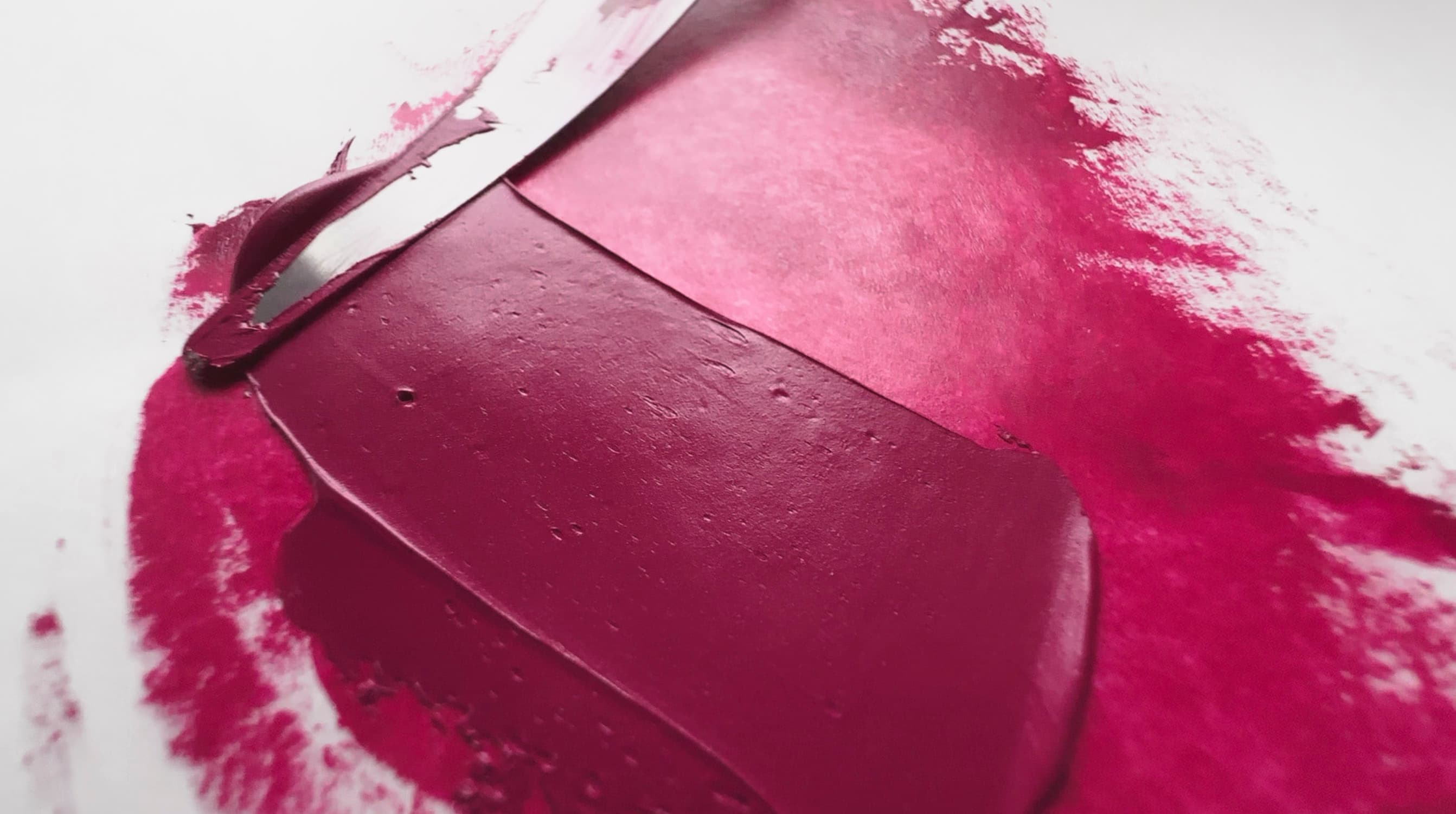 A swatch of magenta oil paint made with PR122