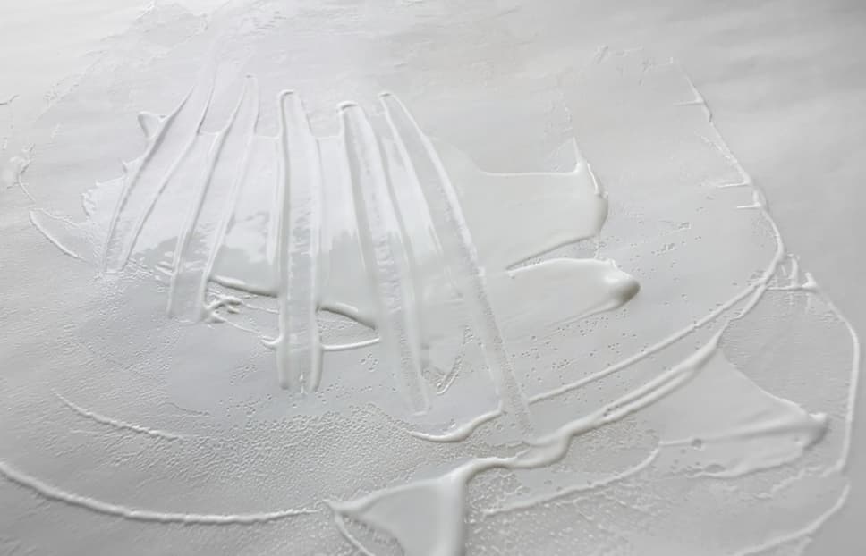Shallow troughs made with a palette knife through some lithopone oil paint show thin, flat, melting streaks and no impasto character