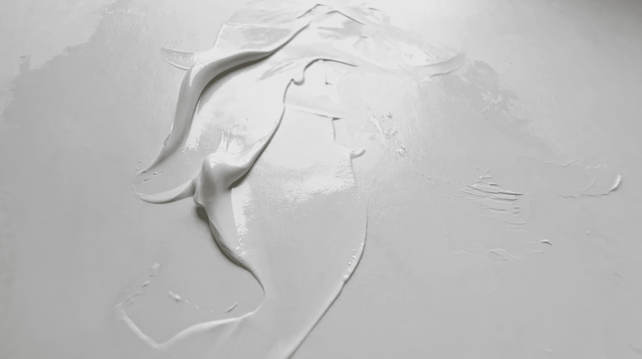 Daubs of Titanium White PW6. Vasari's paint is very flowing with rounded edges to the dollop